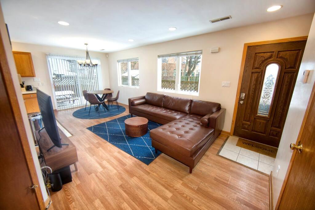 Apartment Tucked Away Off Brady - 4 Beds