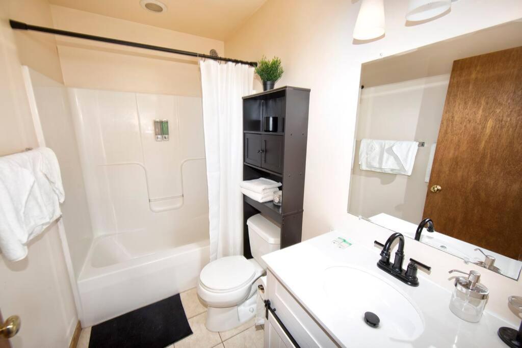 Tucked Away Off Brady - 4 Beds Apartment *