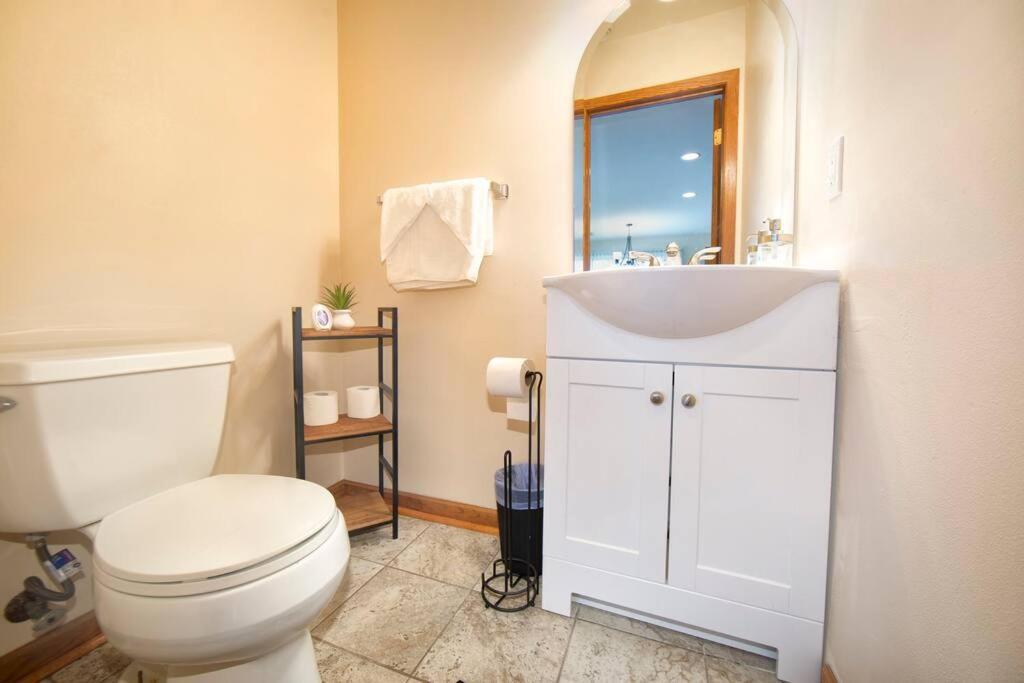 Tucked Away Off Brady - 4 Beds Apartment Milwaukee